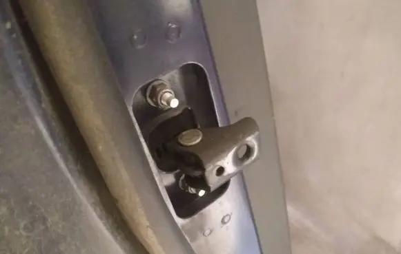 Ford C-MAX I Rear door check strap stopper