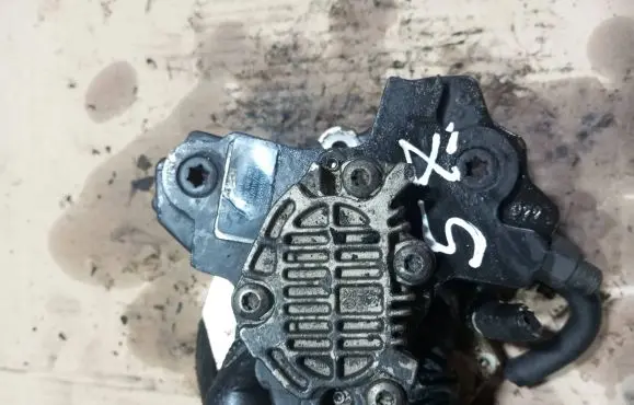 Volvo XC90 Fuel injection high pressure pump 8689590