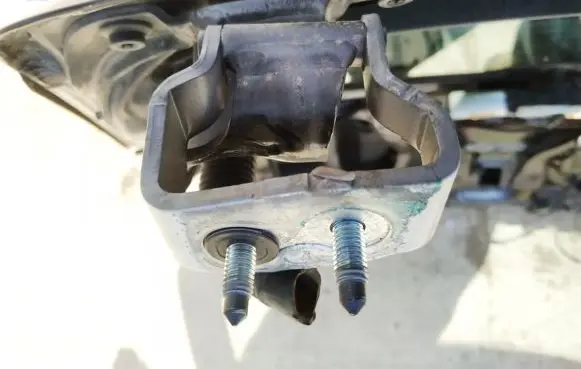 Tailgate/trunk/boot hinge