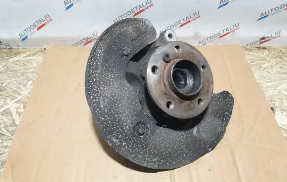 BMW 2 F46 Front wheel hub 6876646