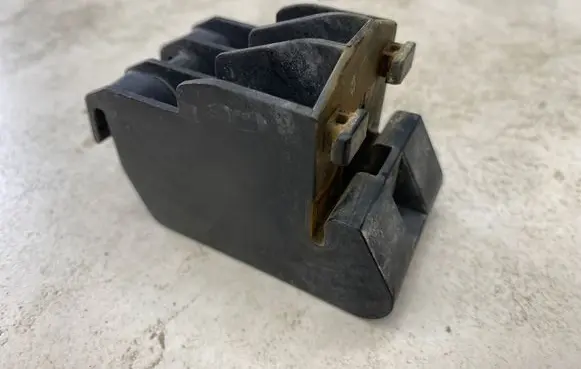 Nissan Pathfinder R51 Headlight/headlamp mounting bracket 
