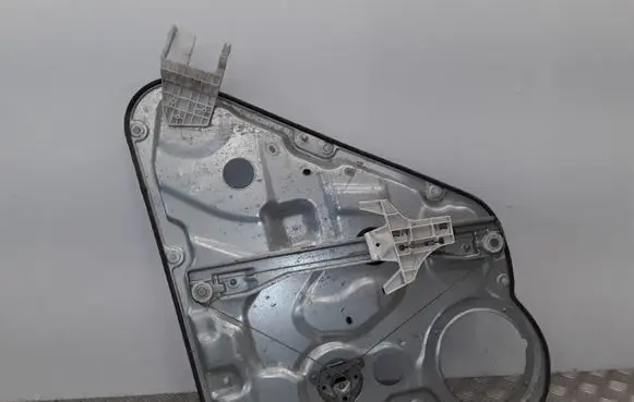 Rear door manual window regulator