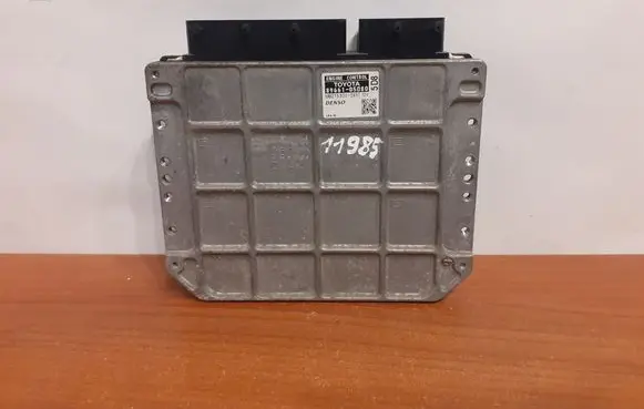 Toyota Avensis T270 Engine control unit/module 8966105D80 11985