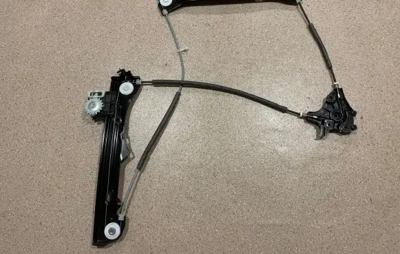 Front window lifting mechanism without motor