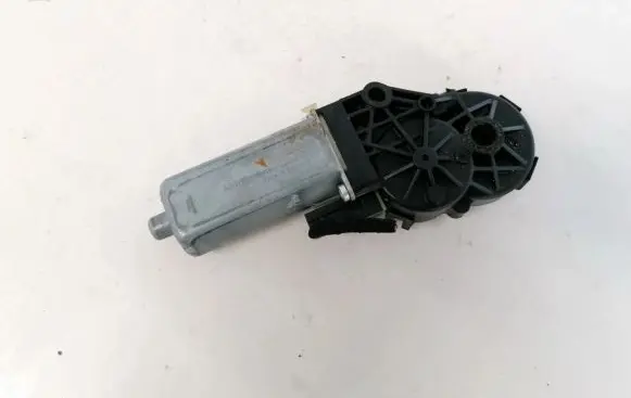 Volkswagen Golf III Seat adjustment motor 0390203225 82141807-4