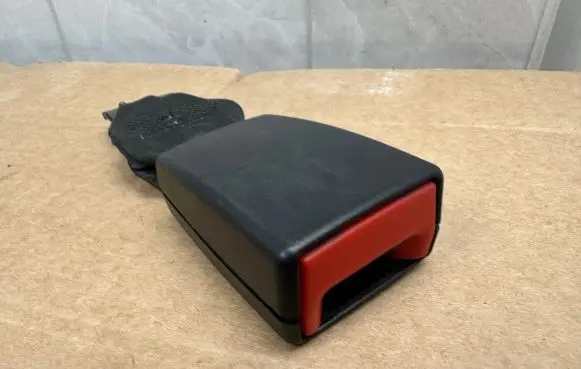 Volkswagen Amarok Middle seatbelt buckle (rear) 2H0857739B