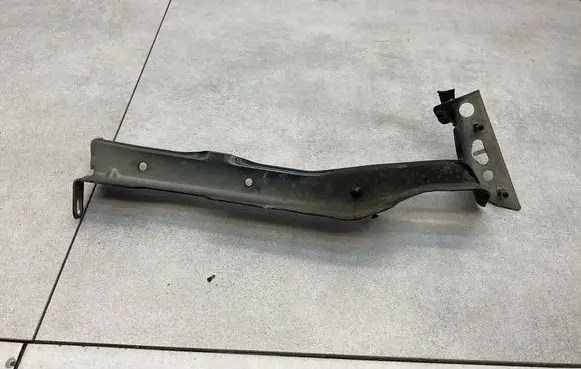 Audi A4 S4 B8 8K Fender mounting bracket 8K0821135H