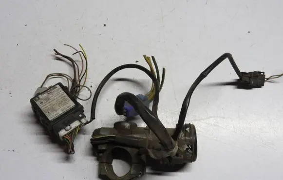 Subaru Impreza II Ignition lock 88215AE000 X1T25172 9506