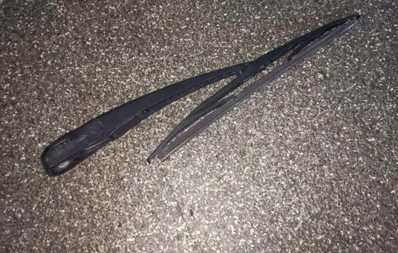 Rear wiper blade arm