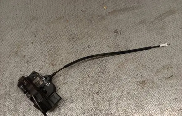 Opel Insignia A Front door lock 13579522