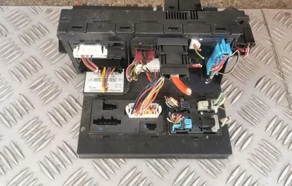 Mercedes-Benz E W211 Fuse module 2115453001