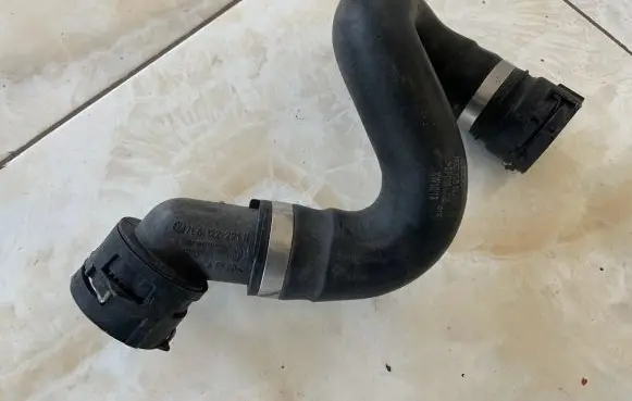 Audi Q7 4L Engine coolant pipe/hose 7L8122101D