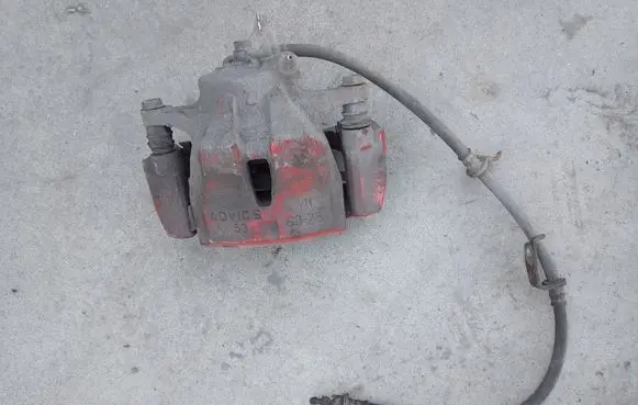 Toyota Prius+ (ZVW40) Front brake caliper