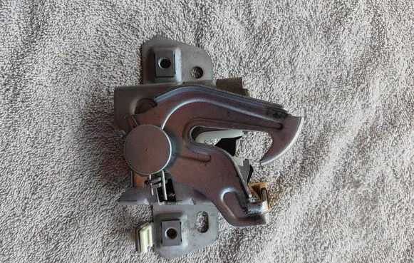 Volvo S40 Engine bonnet/hood lock/catch 30716529