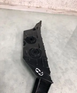 Rear bumper mounting bracket