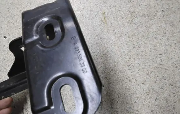 Mercedes-Benz S W223 Radiator mount bracket A2235043300