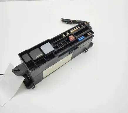 Ford Focus Fuse module AV6T14K131AB