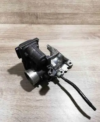 Toyota Yaris Throttle body valve 261000N030