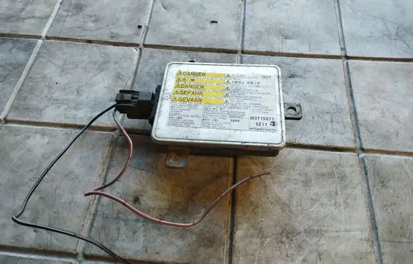 Mazda 5 Xenon control unit/module W3T15671