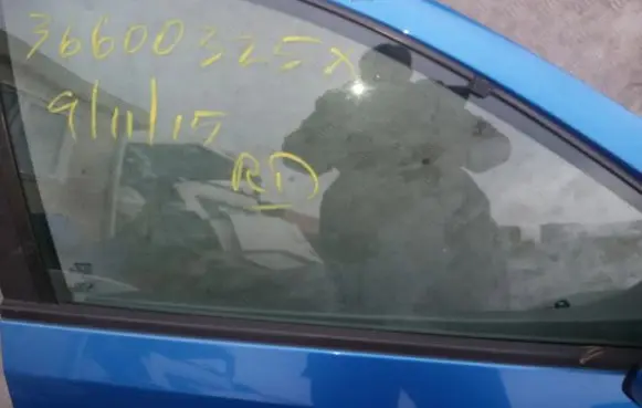 Nissan Almera Tino Front door window glass four-door