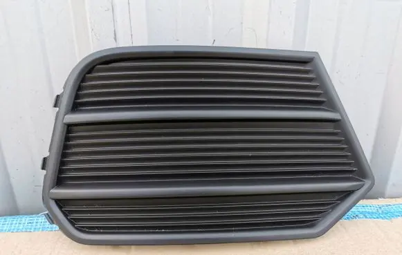 Audi Q3 8U Front bumper lower grill 8U0807682P
