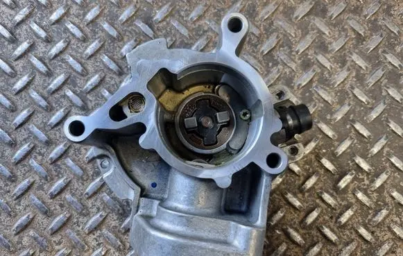 Audi Q3 F3 Vacuum pump 06L145100P