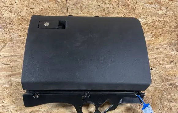 Volkswagen PASSAT B6 Glove box P0108671