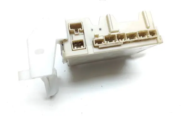 Toyota Aygo AB40 Fuse module 827300H030A 5J180830