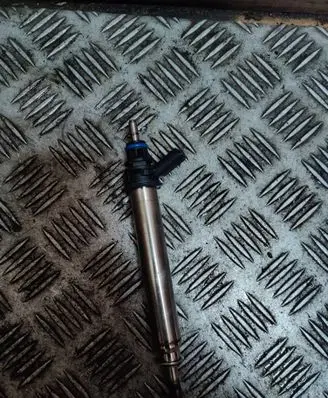 Mercedes-Benz C W205 Fuel injector A2560705600