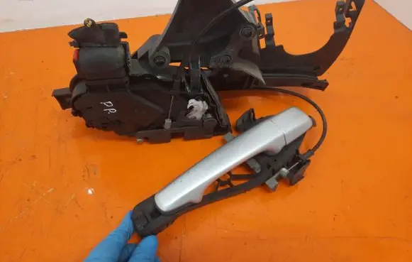 Volvo V50 Front door lock 240015103