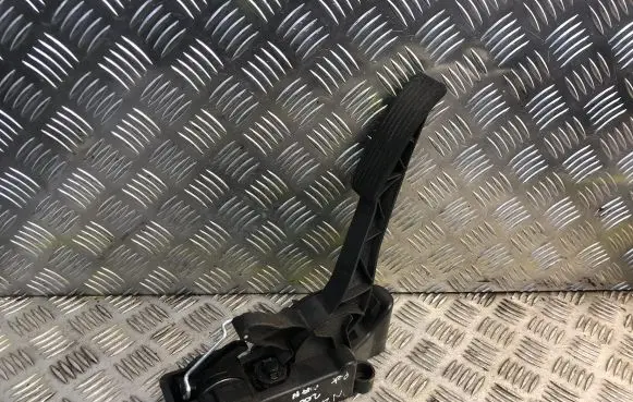 Mercedes-Benz B W245 Accelerator throttle pedal 1693000204