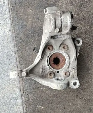 Front wheel hub spindle knuckle