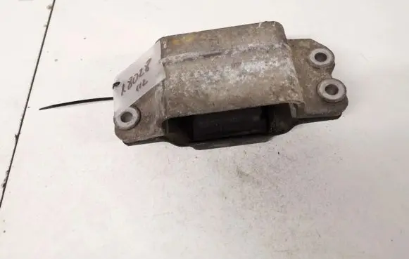 Volkswagen Touran I Engine mount bracket 1k0199555