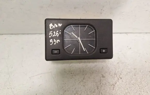 BMW 5 E34 Clock 1374282