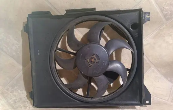 KIA Opirus Radiator cooling fan shroud 3569631