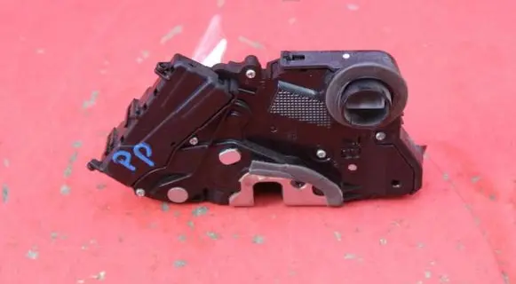 Toyota Prius (XW30) Front door lock
