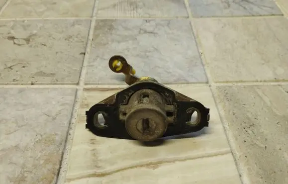 Toyota Corolla Verso E121 Tailgate exterior lock 7040