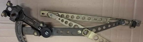 Mercedes-Benz W123 Front door manual window regulator 060688