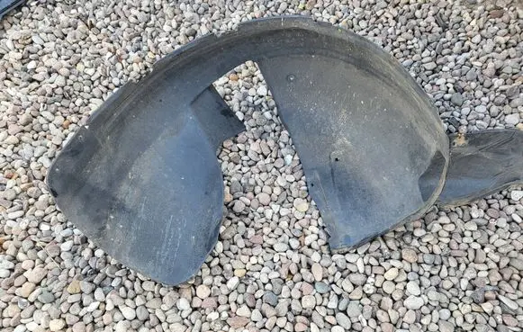 Front wheel arch liner splash guards