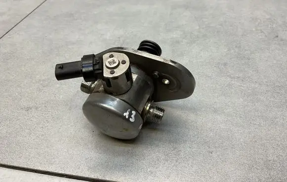 BMW X3M F97 Fuel injection high pressure pump 0261520521