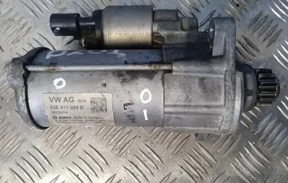 Volkswagen Golf VII Starter motor 02E911024B