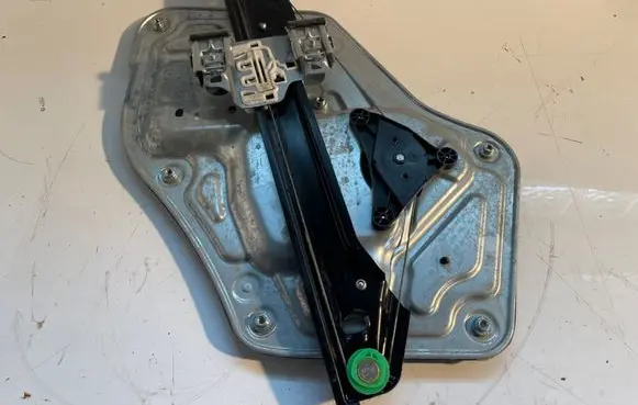 Skoda Yeti (5L) Front door window regulator with motor 5L0837402