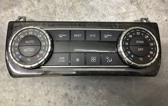 Mercedes-Benz CLS C218 X218 Climate control unit A2049005905 Q01HW3810 5W411100