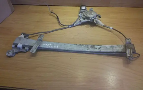 Hyundai Lantra I Front door window regulator with motor