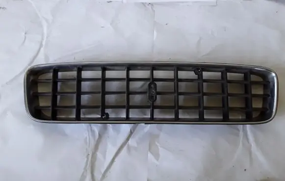 Volvo XC90 Front bumper upper radiator grill 8620641