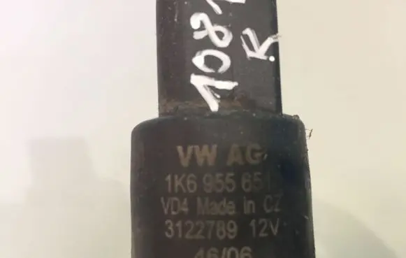 Volkswagen Touran I Windscreen/windshield washer pump 1K6955651 3122789