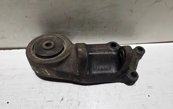 Engine mount bracket