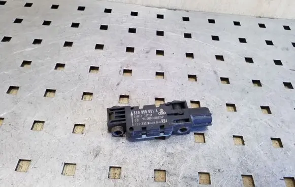 Audi A3 S3 A3 Sportback 8P Airbag deployment crash/impact sensor 8E0959651A
