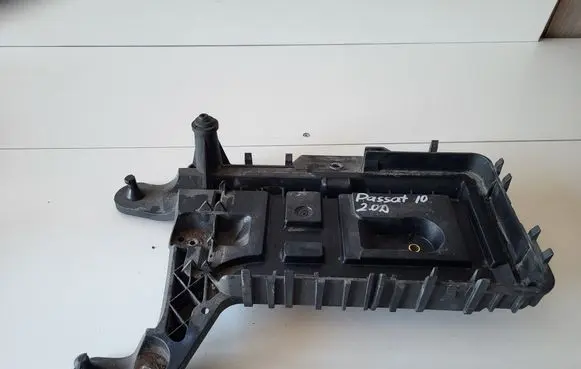 Volkswagen PASSAT B7 Battery tray 