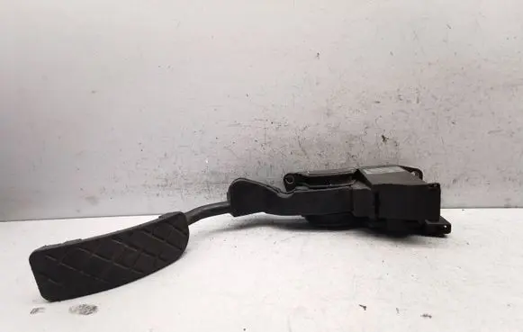 Accelerator throttle pedal